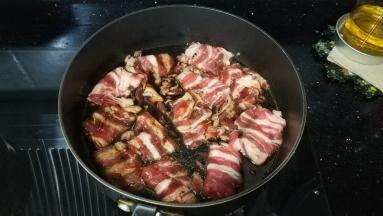 将所有调料放入锅里，烧开后放入肥牛