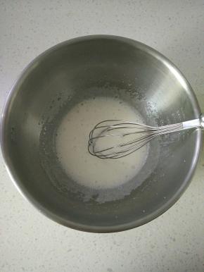 将蛋清、糖和盐放在打蛋盆里，打发至颜色发白，糖融化。