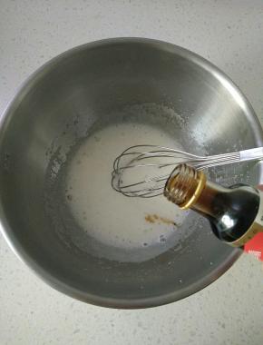 加入几滴香草精搅拌均匀。