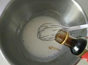 加入几滴香草精搅拌均匀。