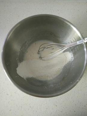 筛入低筋面粉搅拌均匀。