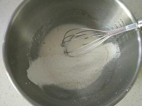 筛入低筋面粉搅拌均匀。