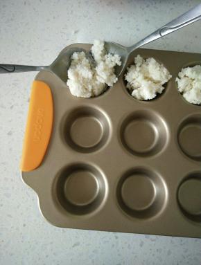 用勺子挖15克左右的面糊放入模具。