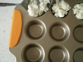 用勺子挖15克左右的面糊放入模具。