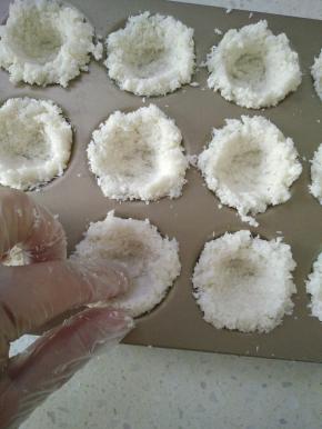 用手在中心戳一个洞。