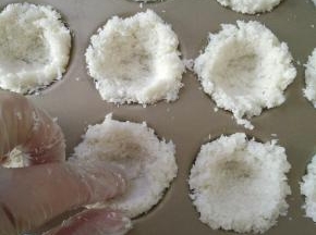用手在中心戳一个洞。
