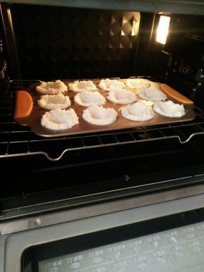 放入预热好的烤箱，上下160度，烘烤15-20分钟，直至表面金黄。