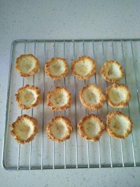 取出脱模放在网架上晾凉。