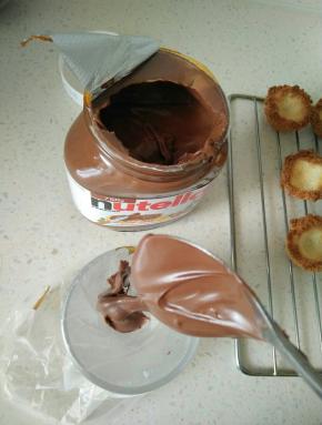 将能多益巧克力酱装入裱花袋。