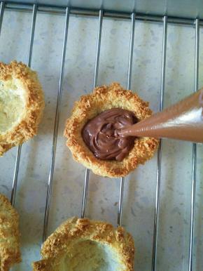 在每个杯子里挤入巧克力酱。