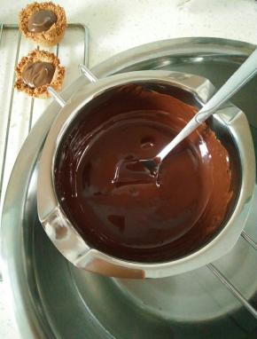 巧克力隔水融化。