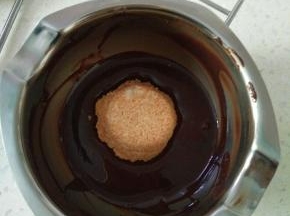 14在杯口蘸上融化得巧克力。