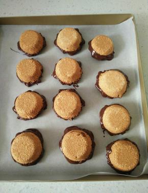 倒放在铺有烘焙纸的烤盘里按压一下。