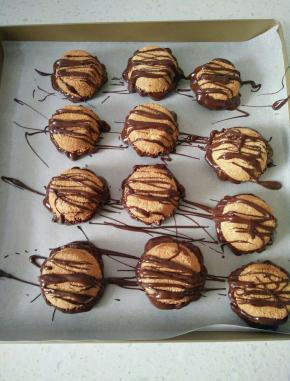 表面淋上巧克力。