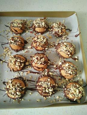 撒在巧克力上凝固即可。