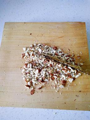 榛子用刀切碎。