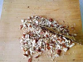 榛子用刀切碎。