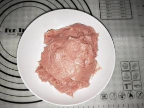 【如果你家那种料理机要加很多水才能打的话可以把250克肉＋250克水打成细腻的肉泥，然后加入淀粉拌匀】