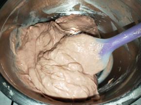 剩下的水＋淀粉＋油调成水淀粉，分次加入厨师机搅拌均匀即可。5分钟左右吧。没有厨师机面包机揉面程序也可以【如果都没有的话，用手抓匀后冷藏1小时以上或过夜，搅拌不够冷藏来凑】