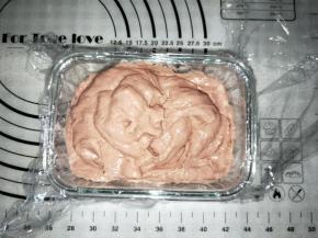 容器刷一层油或先铺上一层保鲜膜