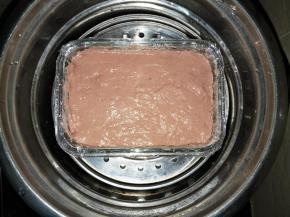 电锅里放入适量的水，隔水蒸50分钟