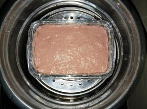 电锅里放入适量的水，隔水蒸50分钟