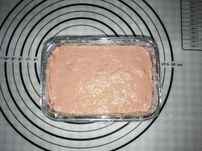 倒入肉泥，压平，冰箱冷藏1小时以上或过夜