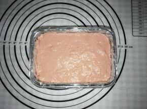 倒入肉泥，压平，冰箱冷藏1小时以上或过夜