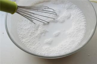 300克萝卜糕粉加入400克清水，搅拌均匀，待用。