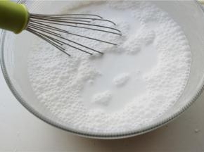 300克萝卜糕粉加入400克清水，搅拌均匀，待用。