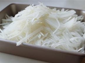 白萝卜一根，去掉根部和头部比较硬的部位，用擦丝器擦成细丝。萝卜丝的重量是600克。