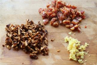 把别的食材处理一下，腊肠切小粒，香菇挤干水分，切成小块，姜切成末。