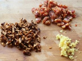 把别的食材处理一下，腊肠切小粒，香菇挤干水分，切成小块，姜切成末。