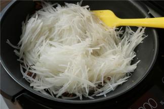 再加入萝卜丝翻炒。