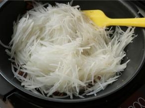 再加入萝卜丝翻炒。