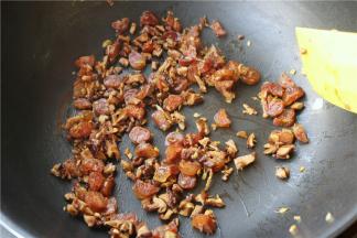 炒锅不放油，放入拉长煸出油脂，再下入姜末和香菇末翻炒一下。