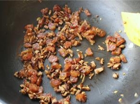 炒锅不放油，放入拉长煸出油脂，再下入姜末和香菇末翻炒一下。