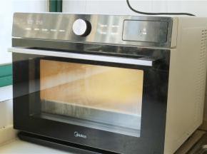 送入美的蒸烤箱，选择纯正模式，蒸1个小时。这款蒸烤箱是外置水箱，加满了可以蒸1个小时。蒸好的萝卜糕会蓬发一点，变得透明有光泽，出炉后会回缩。