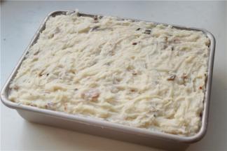 把拌好的萝卜糕糊装入学厨9寸深盘里面，用刮刀刮平，分量刚刚好。