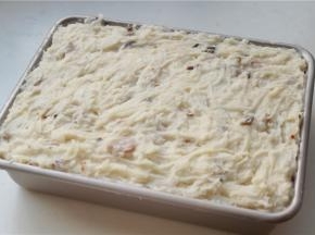 把拌好的萝卜糕糊装入学厨9寸深盘里面，用刮刀刮平，分量刚刚好。