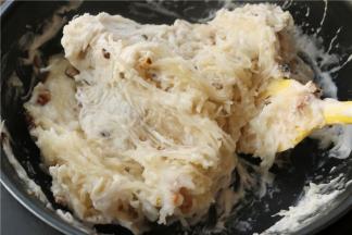 继续搅拌，使萝卜丝混合均匀，成为半熟的粘稠的糊状。关火后再用铲子翻拌的更均匀一些。