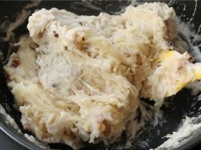 继续搅拌，使萝卜丝混合均匀，成为半熟的粘稠的糊状。关火后再用铲子翻拌的更均匀一些。