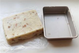 蒸熟的萝卜糕倒扣脱模，烤盘一点也不粘，不用抹油，超方便。萝卜糕这时候就可以直接吃了。