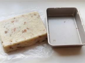 蒸熟的萝卜糕倒扣脱模，烤盘一点也不粘，不用抹油，超方便。萝卜糕这时候就可以直接吃了。