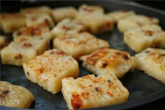 电饼铛或者平底锅里刷一层薄油，翻入切片的萝卜糕，煎到两面焦脆，美美的开吃。