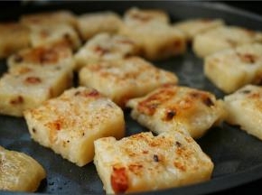 电饼铛或者平底锅里刷一层薄油，翻入切片的萝卜糕，煎到两面焦脆，美美的开吃。