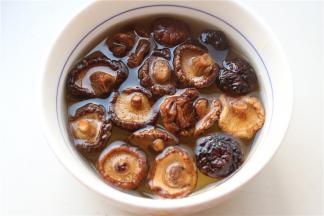 香菇提前洗净泡发。