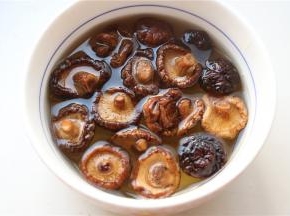 香菇提前洗净泡发。