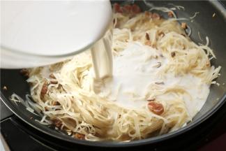 再倒入刚才拌好的萝卜糕糊。