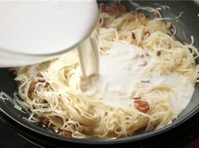 再倒入刚才拌好的萝卜糕糊。